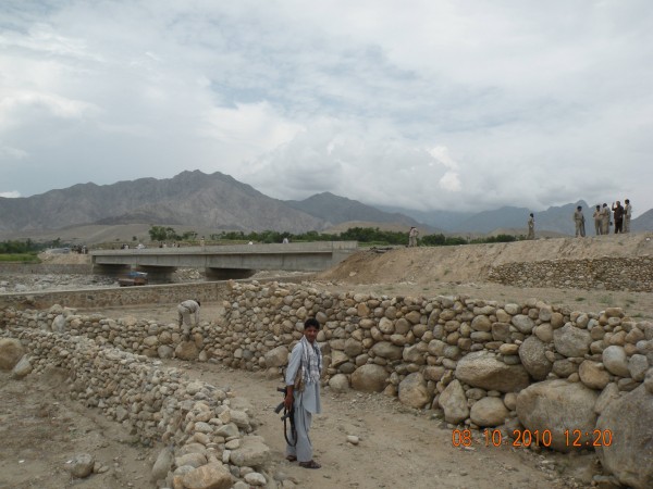 The local militia and ANP showed up - everyone was vbery upset that The Skipper was attacked and nobody could imagine how such a device was planted right there next to the bridge. No idea