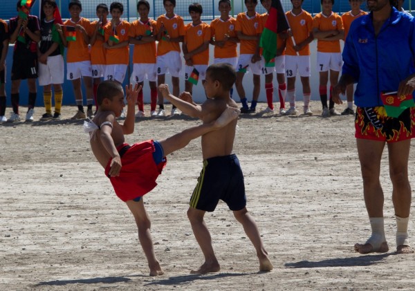 And we are treated to a demonstration of Afghans second favorite sport. It's first favorite sport - dog fighting is something which the locals catch mucho grief about from international media so the next best thing is kids fighting